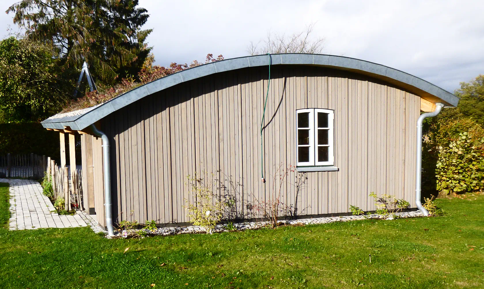 begrüntes gewölbtes carport dach